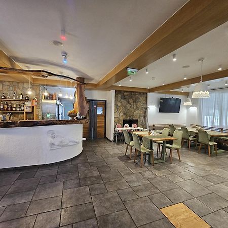 Casa Iustin Hotel Moroeni Eksteriør billede