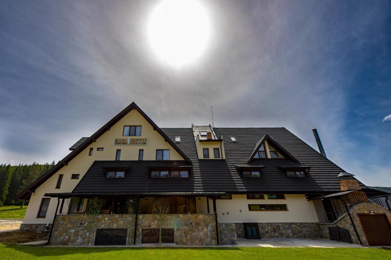 Casa Iustin Hotel Moroeni Eksteriør billede