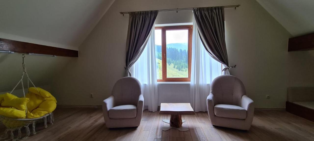 Casa Iustin Hotel Moroeni Eksteriør billede