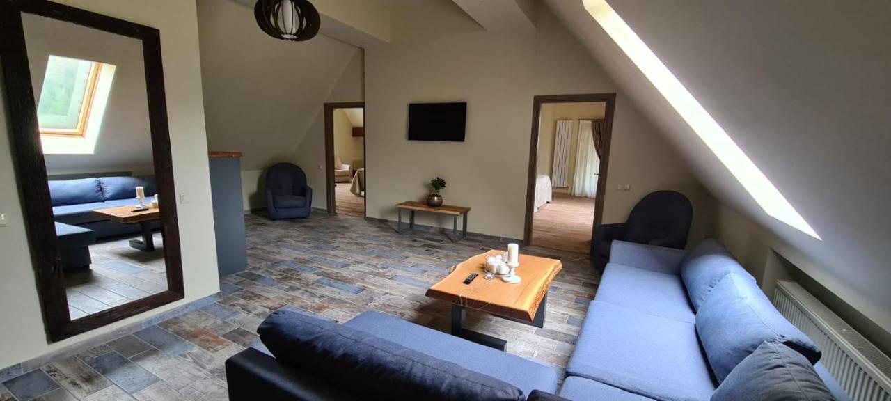 Casa Iustin Hotel Moroeni Eksteriør billede