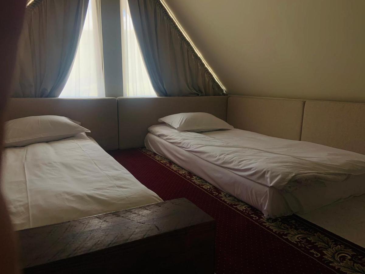 Casa Iustin Hotel Moroeni Eksteriør billede