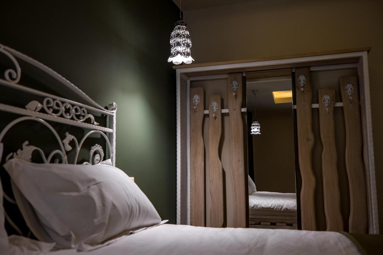 Casa Iustin Hotel Moroeni Eksteriør billede
