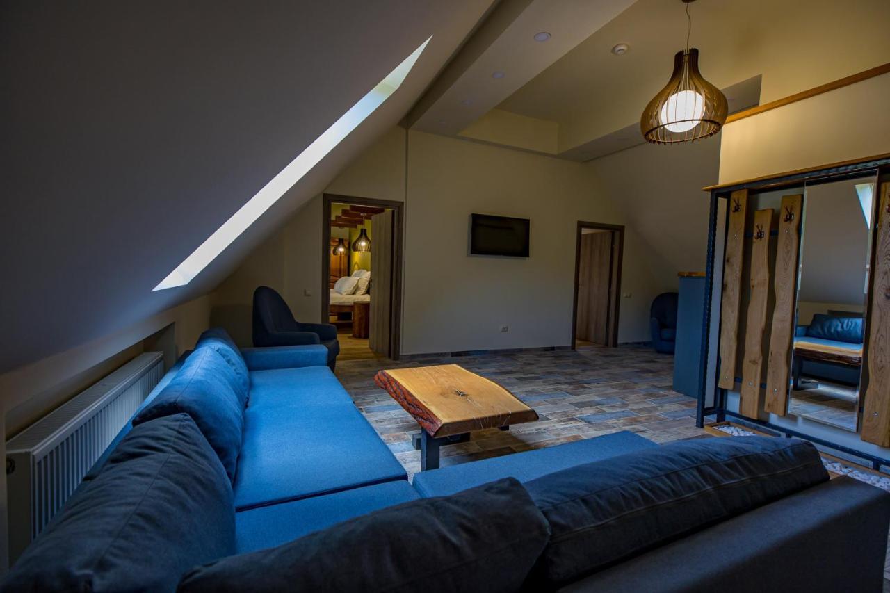 Casa Iustin Hotel Moroeni Eksteriør billede
