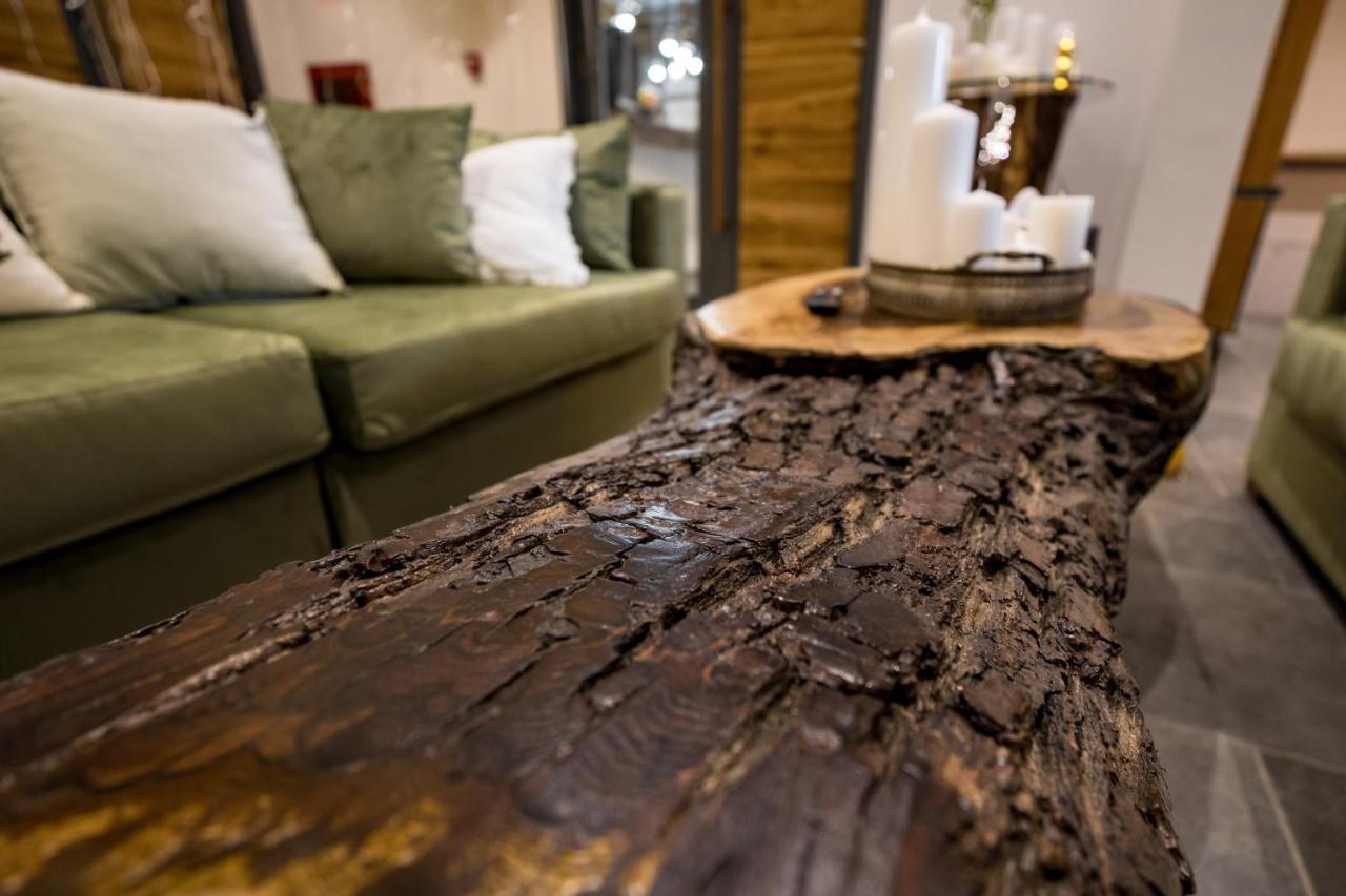 Casa Iustin Hotel Moroeni Eksteriør billede