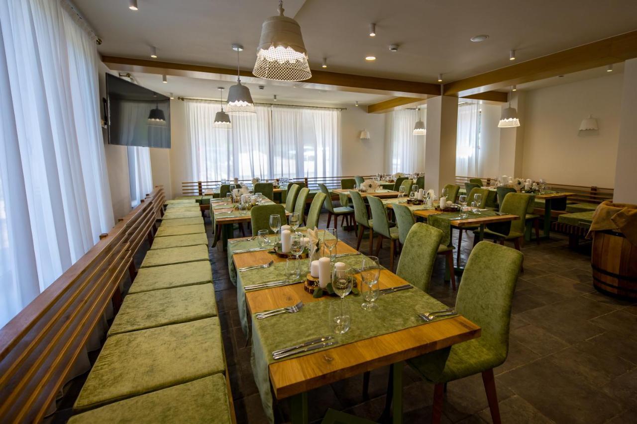 Casa Iustin Hotel Moroeni Eksteriør billede