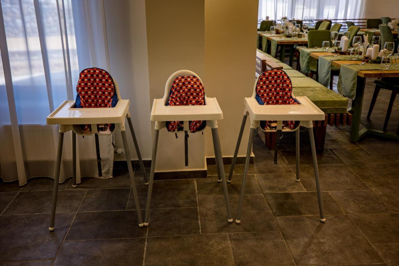 Casa Iustin Hotel Moroeni Eksteriør billede
