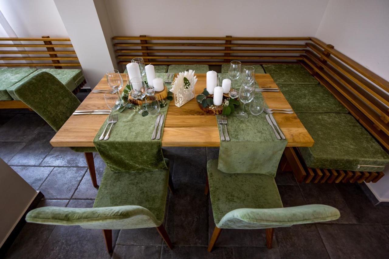 Casa Iustin Hotel Moroeni Eksteriør billede