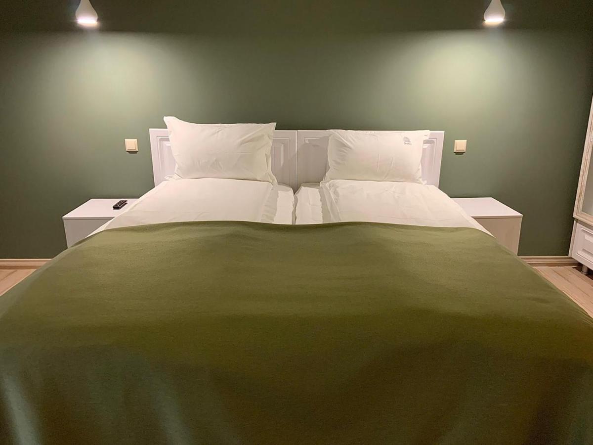 Casa Iustin Hotel Moroeni Eksteriør billede