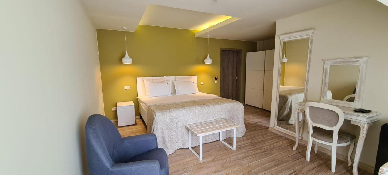 Casa Iustin Hotel Moroeni Eksteriør billede