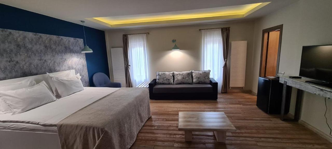 Casa Iustin Hotel Moroeni Eksteriør billede