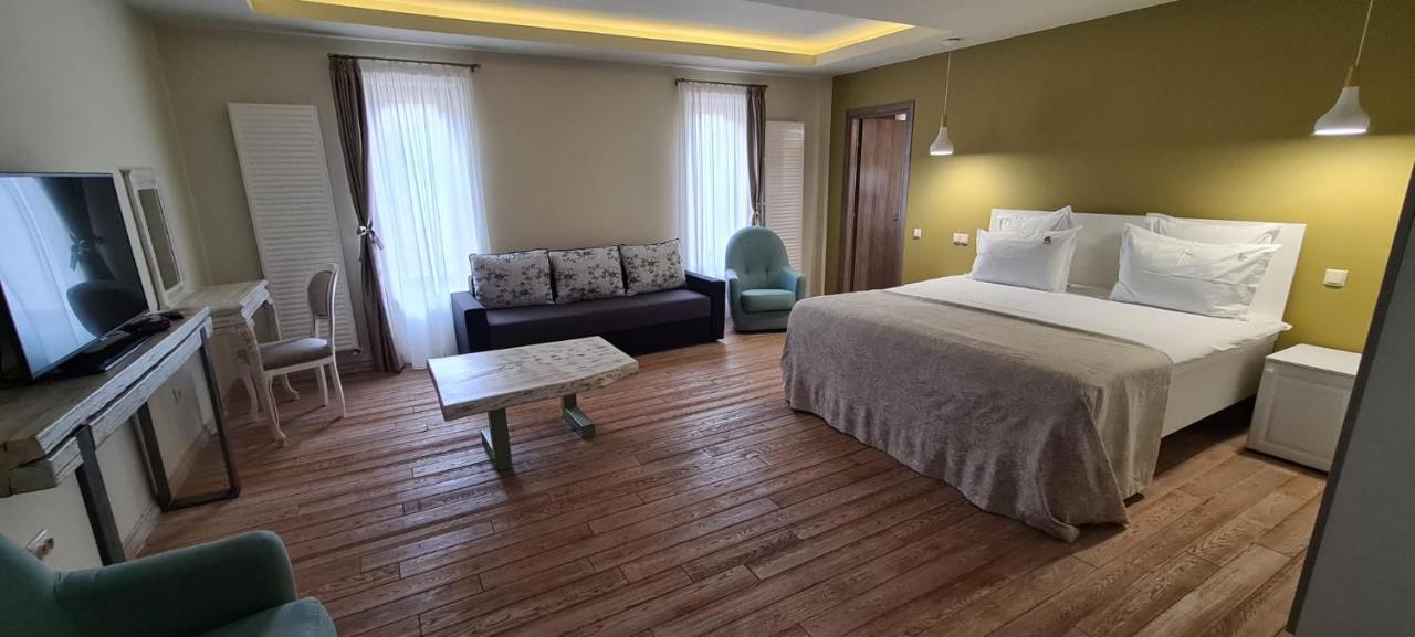 Casa Iustin Hotel Moroeni Eksteriør billede