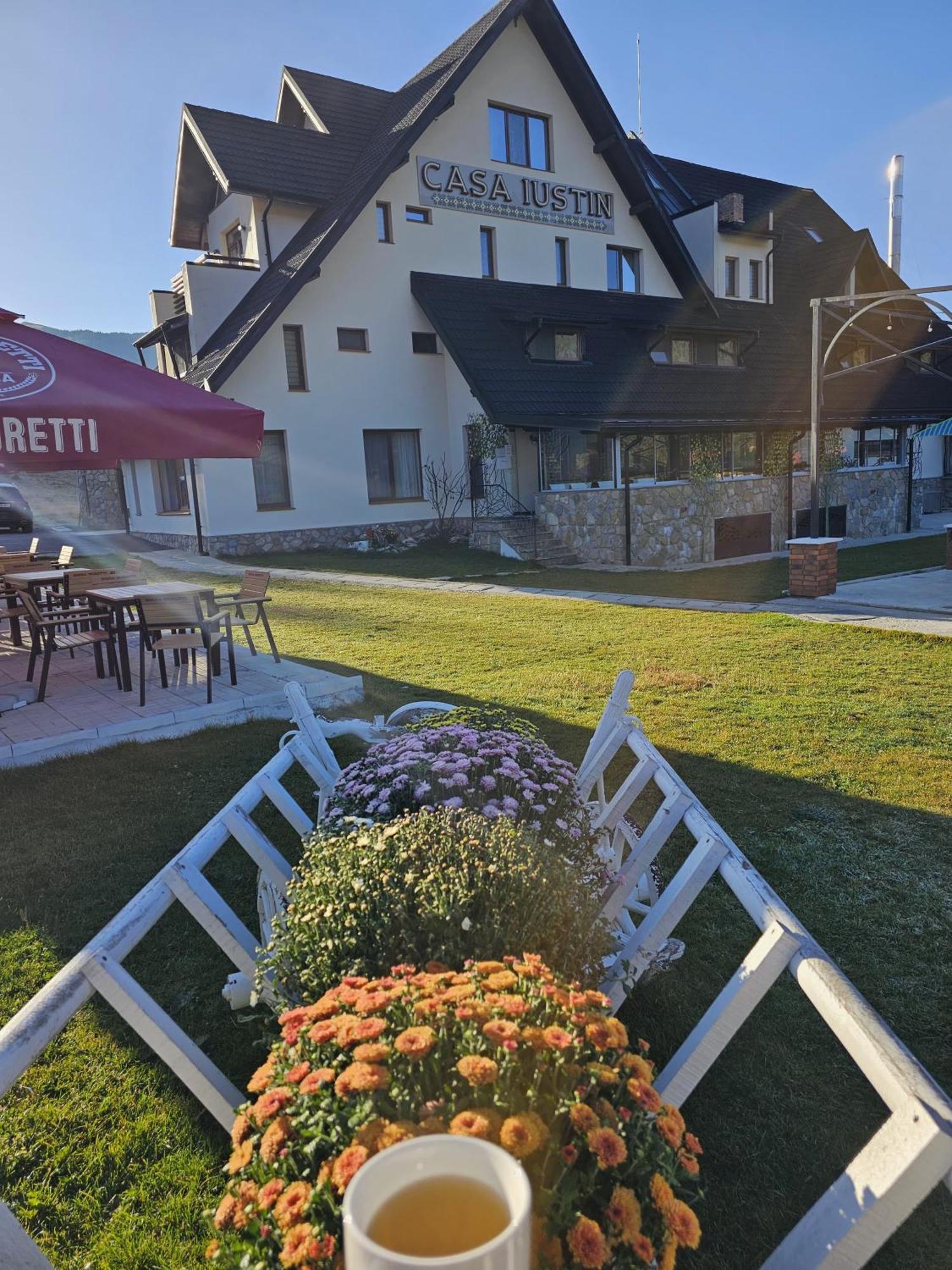 Casa Iustin Hotel Moroeni Eksteriør billede