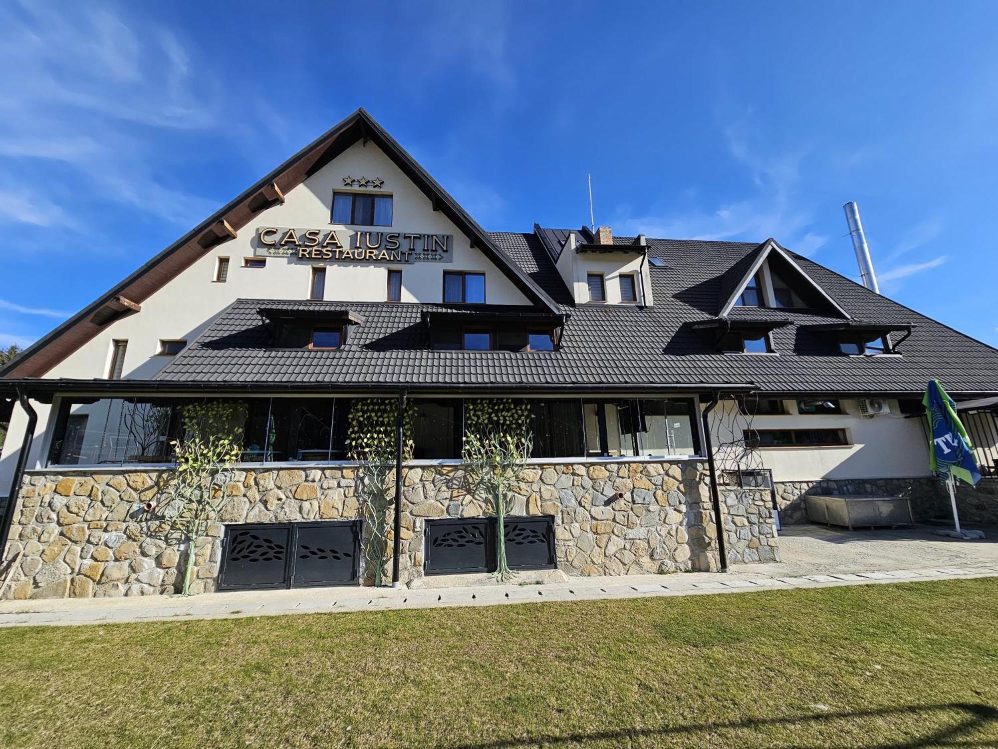 Casa Iustin Hotel Moroeni Eksteriør billede